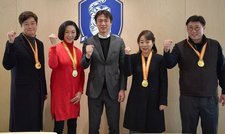 1960년 아시안컵 우승 금메달 유가족에게 전달