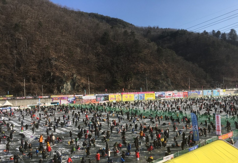 5일 강원도 화천군 일대에서 ‘얼음나라 화천 산천어 축제’가 열렸다. 동물을위한행동 제공