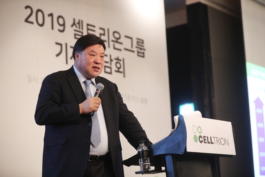 서정진 셀트리온 회장이 4일 서울 영등포구 콘래드호텔에서 기자간담회를 열고 새해 사업전략을 발표하고 있다. 셀트리온 제공