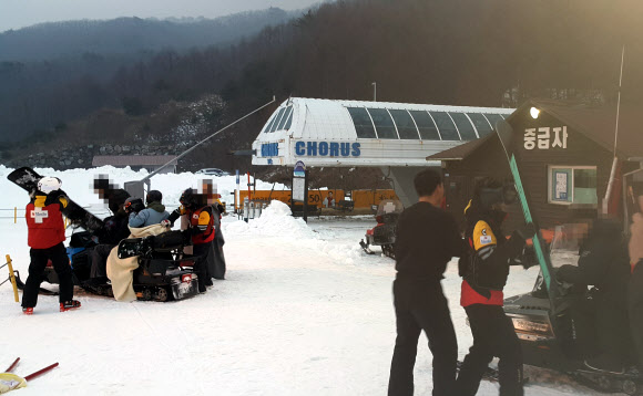 5일 오전 6시 57분께 전북 무주군 덕유산리조트 스키장 리프트가 고장 나 리조트 관계자와 소방당국이 탑승객을 구조하고 있다. 2019.1.15 연합뉴스