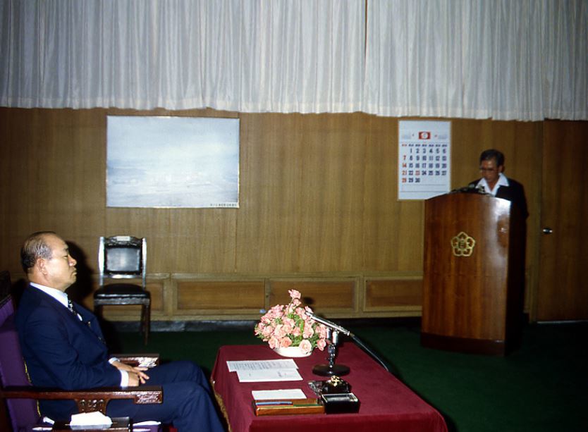 전두환(87) 전 대통령이 1980년 9월 5일 광주 옛 전남도청 청사를 방문해 브리핑을 듣고 있다. 국가기록원 사진 갈무리