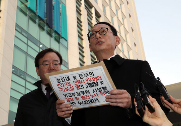 김도읍 자유한국당 청와대 특별감찰반 의혹 진상조사단장(오른쪽)과 강효상 의원이 7일 오후 서울동부지검에서 김태우 전 청와대 특별감찰반 수사관과 신재민 전 기획재정부 사무관의 폭로와 관련, 여권 인사들을 무더기로 고발 및 수사 의뢰하기에 앞서 취재진 질문에 답하고 있다. 연합뉴스