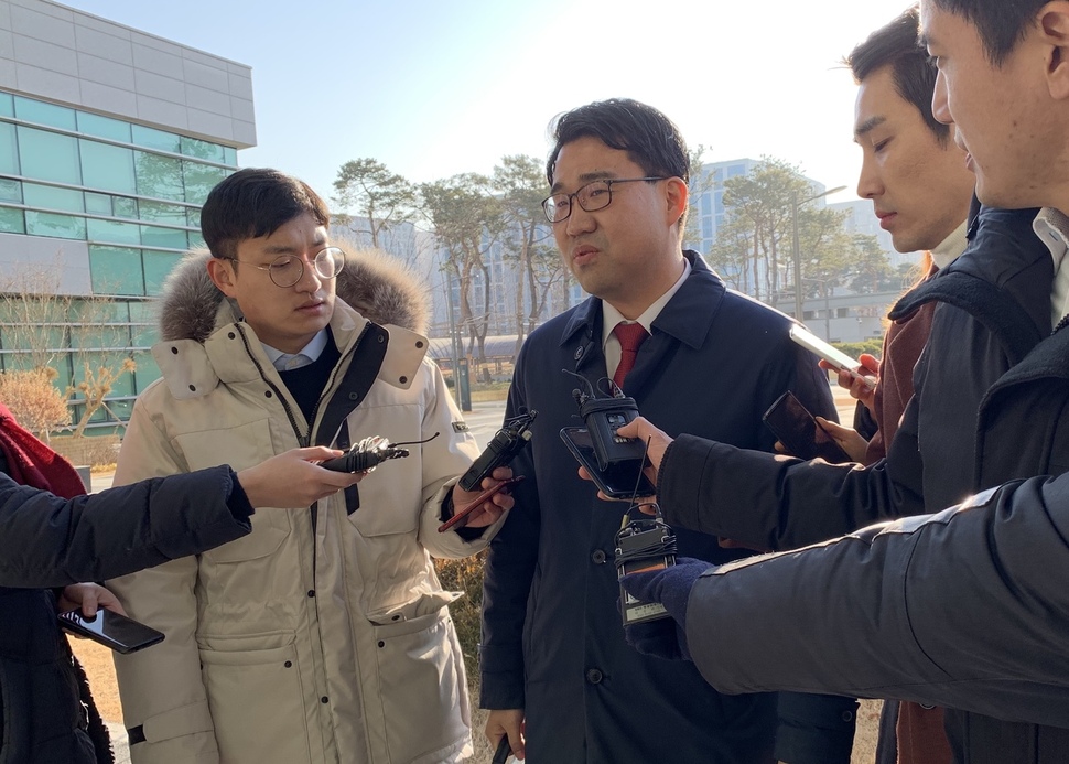 자유한국당 법률지원단 소속 원영섭 변호사는 8일 오전 10시께 서울동부지검에 고발인 자격으로 출석하면서 기자들의 질문에 답하고 있다.