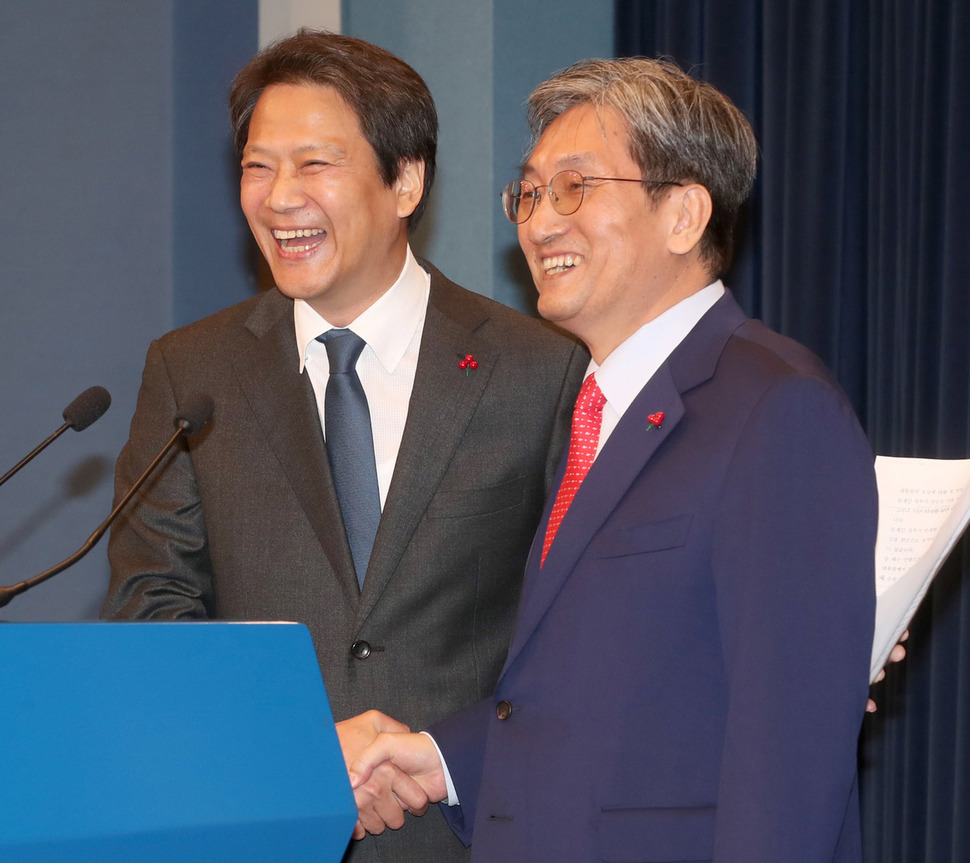 청와대가 8일 노영민 신임 비서실장과, 강기정 정무수석, 윤도한 국민소통수석 인선을 발표했다. 임종석 비서실장이 노영민 신임 비서실장과 악수를 하고 있다. 청와대사진기자단