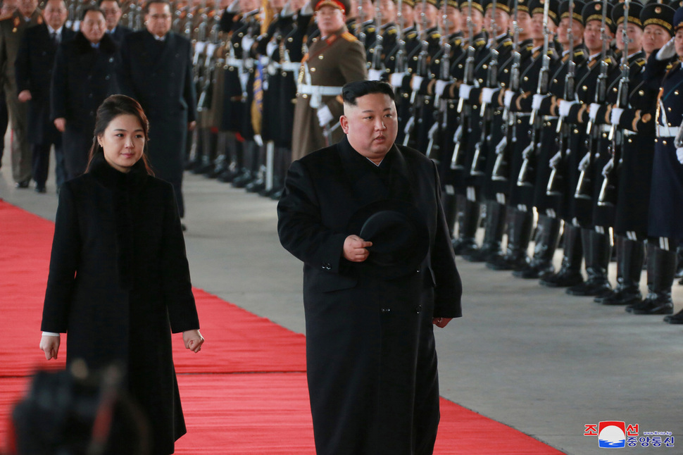 북한 김정은 국무위원장과 부인 리설주 여사가 지난 7일 평양에서 당과 정부 관계자들의 환송을 받으며 특별열차로 향하는 모습을 조선중앙통신이 8일 보도했다. 평양/조선중앙통신 연합뉴스