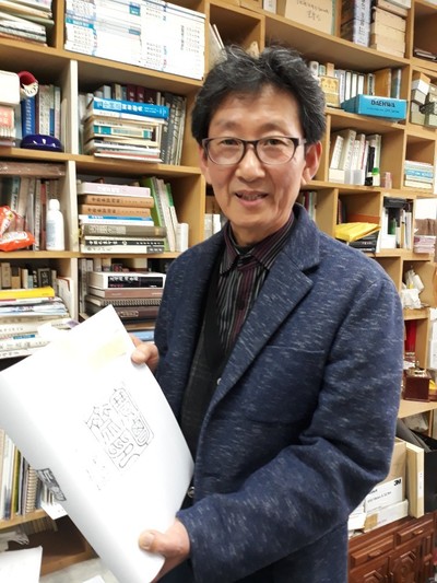 최준호 광주대 교수가 지난 4일 추사 김정희의 작품 속에 찍힌 `보담재인' 인영에 대해 설명하고 있다. 정대하 기자