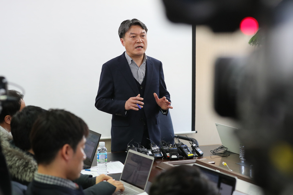 단체협약 이행 등을 요구하며 고공농성을 벌이고 있는 파인텍 홍기탁 전 지회장과 박준호 사무장이 무기한 단식 이틀째인 8일 오전 강민표 스타플렉스 전무(파인텍 대표)가 8일 서울 양천구 스타플렉스 사무실에서 기자간담회를 열어 입장을 밝히고 있다. 강창광 기자