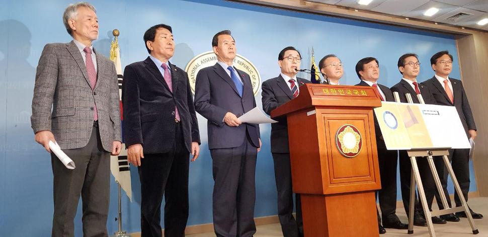 9일 국회 정론관에서 이채익 행정안전위원회 자유한국당 간사(가운데)를 비롯한 자유한국당 행안위원들이 조해주 중앙선관위원 후보 지명 철회를 요구하는 기자회견을 열고 있다. 정유경 기자