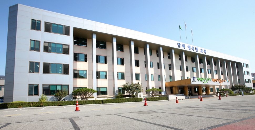 충북교육청은 올해 민주학교 본보기 학교를 운영한다. 민주학교는 학생·교사·학부모 등 학교 구성원들이 자유롭게 학교 운영과 생활 등에 참여한다. 충북교육청 제공