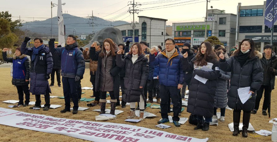 양주시립합창단·교향악단 운영 정상화를 위한 양주시민대책위원회가 9일 양주시청 앞에서 기자회견을 열어 예술단 정상화를 촉구하고 있다. 양주시민대책위 제공