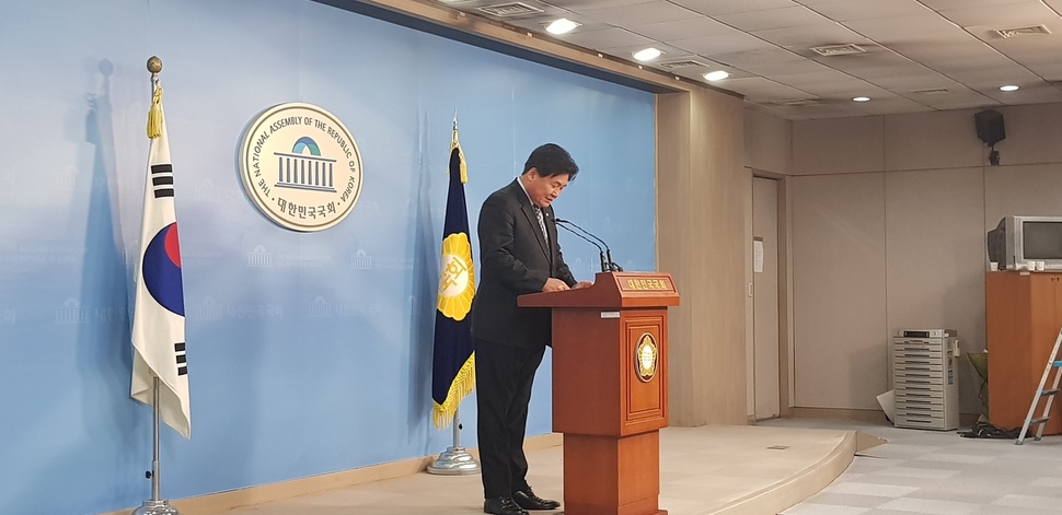 더불어민주당의 소병훈 당원자격심사위원회 부위원장이 9일 국회 정론관에서 손금주·이용호 의원의 입당 및 복당 관련 기자브리핑을 하고 있다.