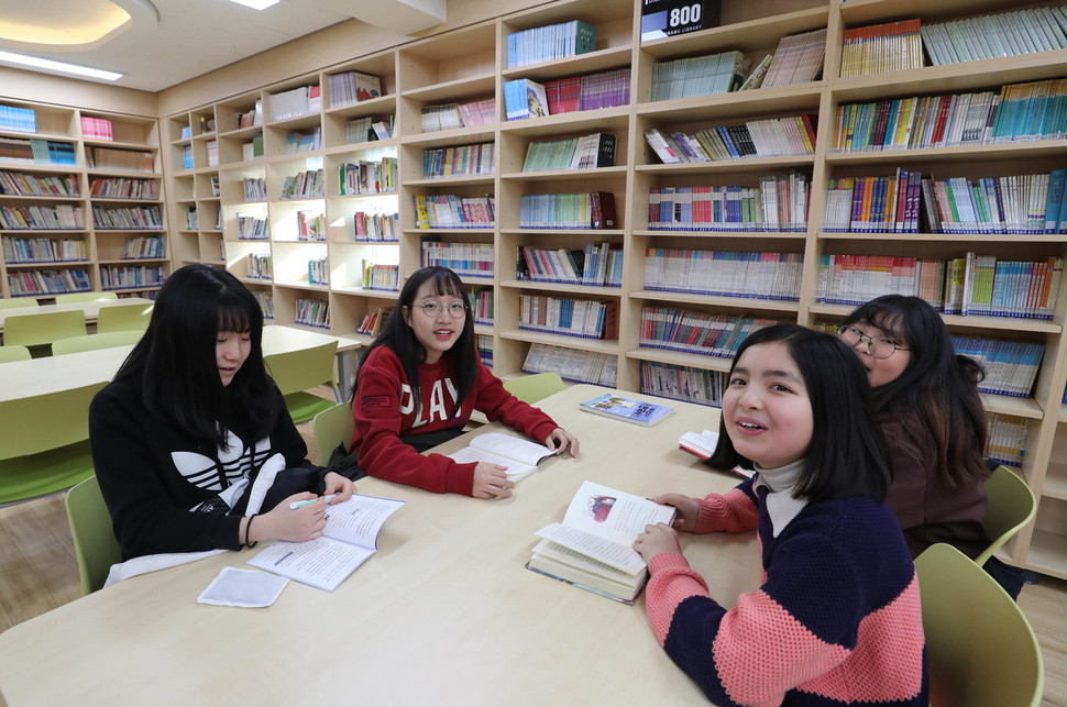 9일 오후 서울 강동구 천호동의 학교 공간혁신 우수학교인 천일초등학교 도서실에서 학생들이 책을 보고 있다. 신소영 기자 viator@hani.co.kr