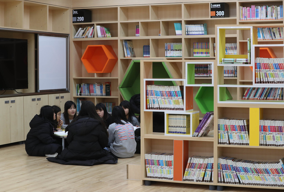 9일 오후 서울 강동구 천호동의 학교 공간혁신 우수학교인 천일초등학교 도서실에서 학생들이 책을 보고 있다. 신소영 기자 viator@hani.co.kr