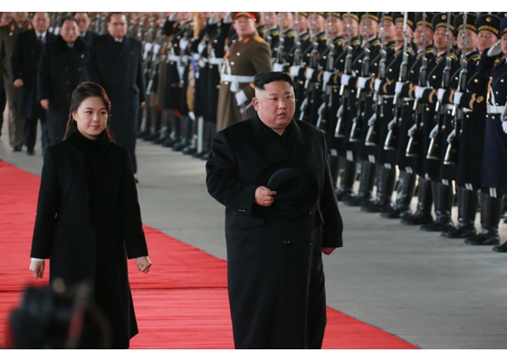 김정은 북한 국무위원장과 리설주 여사가 지난 7일 4차 방중을 위해 평양을 출발하고 있다. 조선중앙통신 연합뉴스