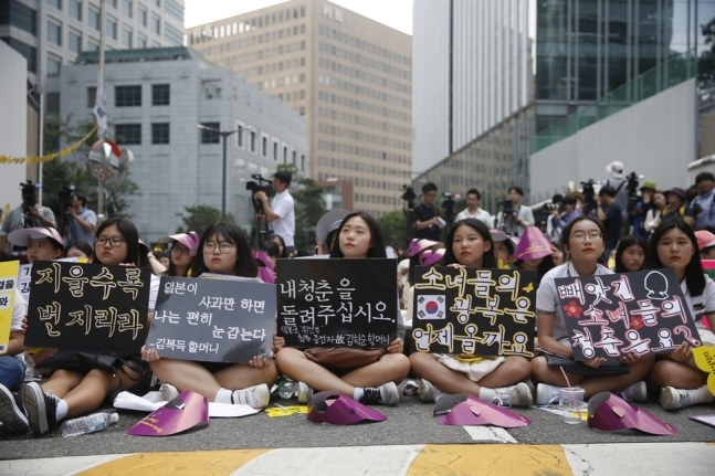 제4차 세계 일본군 ‘위안부’ 기림일 세계연대집회 및 제1243차 일본군 위안부 문제 해결을 위한 정기 수요시위가  2016년 8월10일 서울 종로구 중학동 주한일본대사관 앞 평화로에서 열리고 있다. 이정아 기자 leej@hani.co.kr