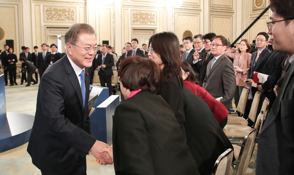 문재인 대통령이 10일 오전 청와대 영빈관에서 2019년 신년기자회견을 마친 뒤 퇴장하며 기자들과 악수하고 있다. 청와대사진기자단