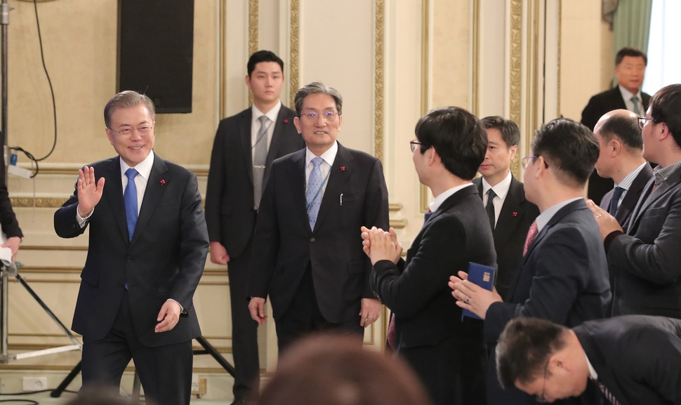 문재인 대통령이 10일 오전 청와대 본관에서 신년 기자회견문을 발표한 뒤 자리를 옮겨 질의 응답 장소인 영빈관으로 들어오고 있다. 청와대사진기자단