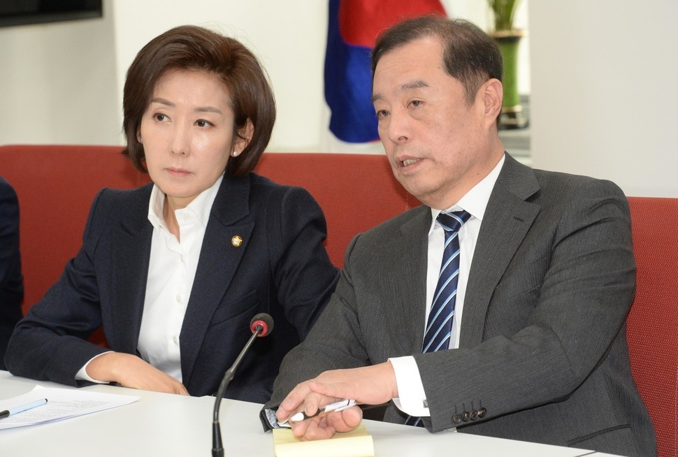 김병준 자유한국당 비상대책위원장과 나경원 원내대표가 10일 오전 국회에서 문재인 대통령의 신년 기자회견을 보며 이야기를 하고 있다. 공동취재사진