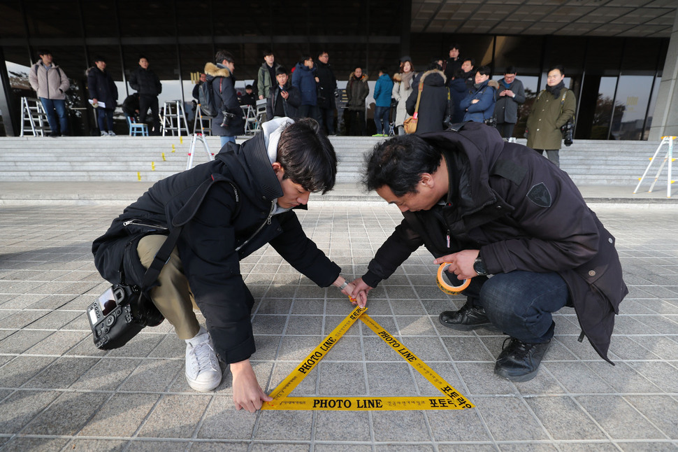 양승태 전 대법원장의 검찰 출석을 하루 앞둔 10일 오후 서울중앙지검에서 기자들이 포토라인을 설치하고 있다. 백소아 기자 thanks@hani.co.kr