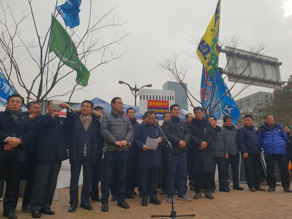 전국택시노동조합연맹, 전국민주택시노동조합연맹, 전국개인택시운송사업조합연합회, 전국택시운송사업조합연합회 등 택시 4개 단체로 구성된 ‘카카오 카풀 관련 비상대책위원회’는 이날 오후 2시 서울 지하철 9호선 국회의사당역 앞에서 기자회견을 열고 있다. 김민제 기자.