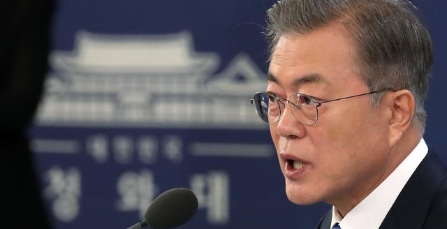 문재인 대통령이 10일 오전 청와대 영빈관에서 열린 내외신 출입 기자들을 대상으로 한 신년 기자회견에서 기자들의 질문에 답하고 있다. 청와대 사진기자단