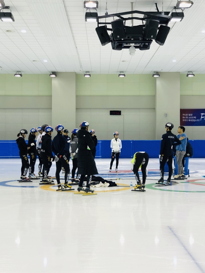 10일 충북 진천선수촌에서 열린 쇼트트랙 대표팀 훈련에서 심석희(맨 앞 가운데)의 뒷모습이 보이고 있다. 대한빙상경기연맹 제공