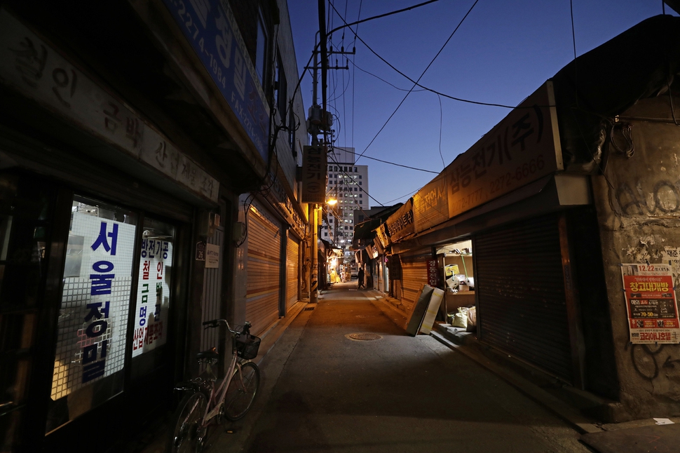 3일 오후 청계천 공구상가에 어둠이 내리고 있다.