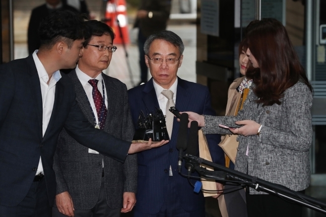 사법행정권 남용 의혹의 핵심 인물로 꼽히는 임종헌 전 법원행정처 차장이 지난해 10월 서울 서초구 서울중앙지법에서 열린 영장실질심사에 출석하고 있다. 백소아 기자 thanks@hani.co.kr
