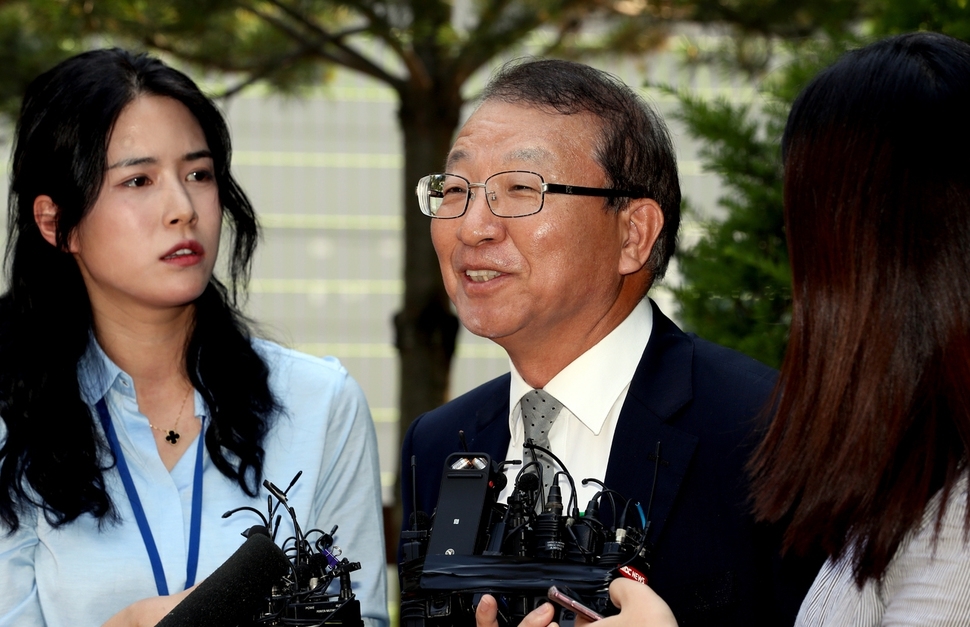 사법농단 의혹에 연루된 박병대 전 대법관이 지난달 19일 오전 피의자 신분으로 서울중앙지검에 출석했다. 신소영 기자 viator@hani.co.kr