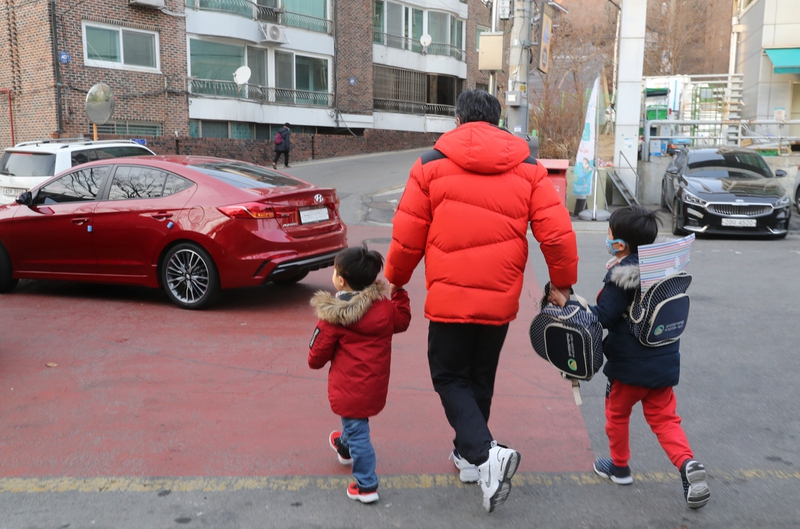 경제학자 우석훈 박사는 집에서 연구와 집필 활동을 하며 어린이집에 다니는 두 아이를 데려다주고 데려오는 일도 한다. 그는 영어유치원이나 학습지 등 사교육을 거부한 채 아이들을 놀게 하는 교육방식을 택하고 있다. 지난 7일 오후 <한겨레>와의 인터뷰를 마친 그가 근처 어린이집에 가서 두 아들과 함께 귀가하고 있다. 강재훈 선임기자 khan@hani.co.kr