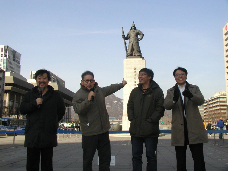 2012년 19대 총선을 앞두고 낙천낙선 운동을 벌이는 우석훈 박사. 왼쪽부터 한홍구 성공회대 교수, 소설가 서해성씨, 우 박사, 선대인 당시 세금혁명당 대표. 사진 <오마이뉴스> 제공