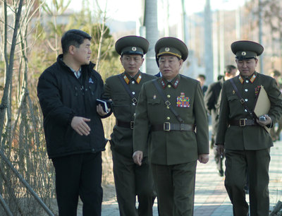 2008년 11월 김진향 이사장이 개성공업지구관리위원회 기업지원부장(맨왼쪽)으로 근무할 당시에, 개성공단을 방문한 김영철 당시 북한 국방위원회 정책실 국장(왼쪽에서 세 번째)을 안내하고 있다. 김진향 이사장 제공