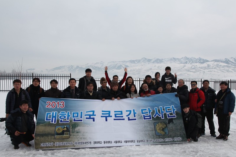 눈 덮인 톈산산맥을 배경으로 기념사진을 찍은 2013년 한국 답사단. 권오영 교수 제공