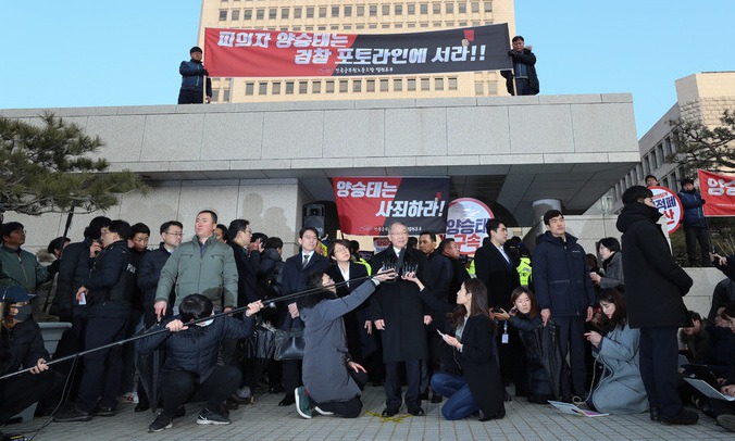 “양승태, 죗값 받아라”…재판거래 피해자들, 대법 앞 외침