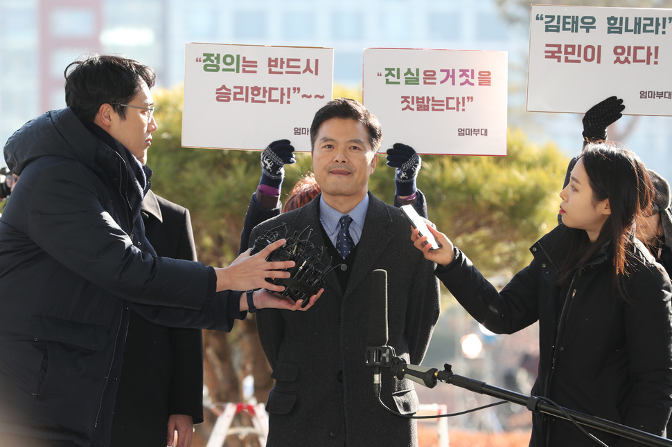 청와대 특별감찰반 출신으로 비위에 연루돼 해임 중징계가 결정된 김태우 수사관이 지난 3일 오후 참고인 신분으로 서울 송파구 정의로 서울동부지검으로 출석하며 기자들의 질문을 받고 있다. 강창광 기자 chang@hani.co.kr