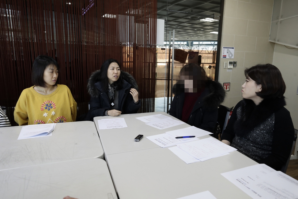 과로사·과로자살로 가족을 잃은 이들이 29일 오후 서울 동작구 대방동 서울시여성가족재단에서 열린 ‘한국 과로사·과로자살 유가족 모임’에서 자신의 경험을 말하고 있다. 김명진 기자 littleprince@hani.co.kr