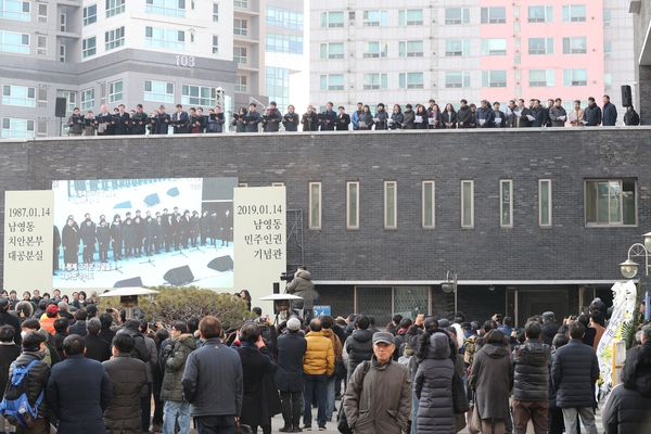 13일 남영동 대공분실에서 열린 박종철 열사 32주기 추모제에서 평화의 나무 합창단·박종철 합창단·아크로 합창단이 무대와 건물 옥상에서 박 열사 헌정곡인 ‘그날의 오면’을 부르고 있다. 사진 김봉규 선임기자 bong9@hani.co.kr