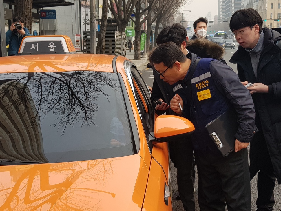 서울시 차량공해저감과 단속반원이 공회전 차량을 단속하고 있다. 채윤태 기자