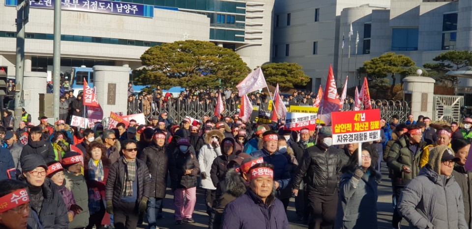 3기 신도시 예정지인 경기 남양주 왕숙지구 주민들이 지난달 24일 남양주시청 앞에서 신도시 개발 반대 집회를 열고 있다. 독자 제공