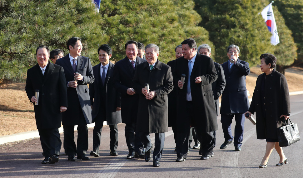 문재인 대통령이 15일 오후 청와대 영빈관에서 ‘2019년 기업인과의 대화'를 한 뒤 이재용 삼성전자 부회장 등 일부 기업인들과 본관 앞을 산책하며 이야기를 나누고 있다. 청와대사진기자단