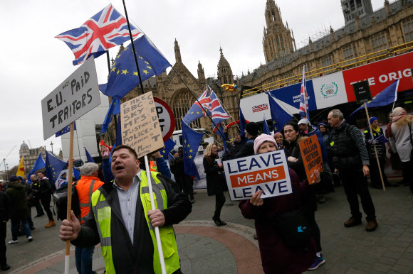 영국 의회에서 15일 유럽연합 탈퇴 승인투표가 진행되는 가운데 브렉시트에 반대하는 시민이 ‘(유럽연합에서) 떠나는 것은 곧 떠나는 것’이라는 글귀가 쓰인 피켓을 들고 시위를 하고 있다. 런던/ 신화 연합뉴스