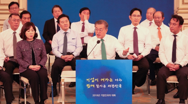 문재인 대통령이 15일 오후 청와대 영빈관에서 열린 '2019 기업인과의 대화'에서 기업인들의 질문에 답하고 있다. 청와대사진기자단