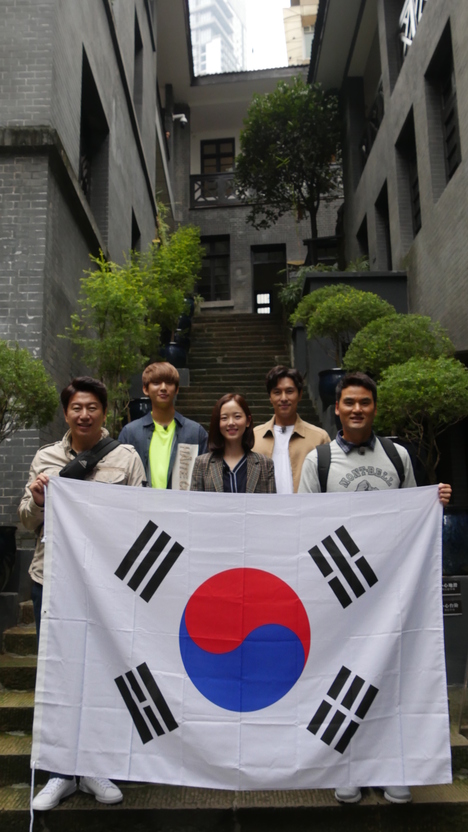충칭임시정부 청사에서 태극기를 든 박찬호(맨 오른쪽)와 <독립원정대의 하루, 살이> 출연진. 문화방송 제공