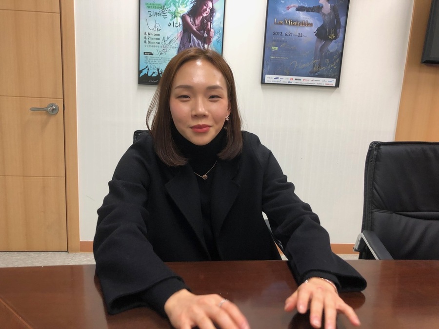 한국 여자수영의 간판 김서영이 14일 서울 강남의 올댓스포츠 사무실에서 밝게 웃고 있다.