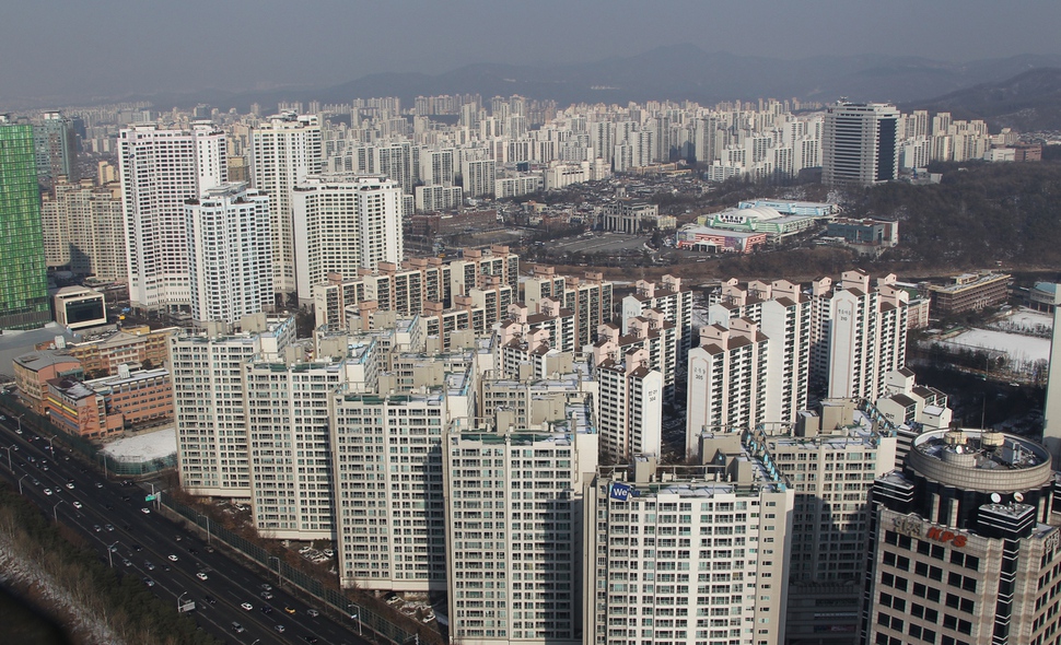 고층아파트와 사무용 건물이 빼곡히 들어선 수도권 1기 새도시인 경기도 성남시 분당구의 모습. 이종근 기자 roots2@hani.co.kr