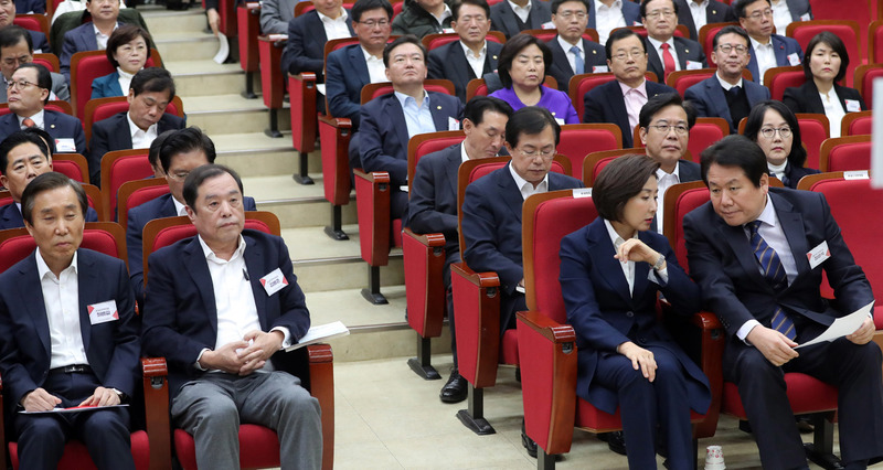 자유한국당 연찬회가 16일 오후 경기도 과천시 국가공무원 인재개발원에서 열려 김병준 비상대책위원장과 나경원 원내대표 등이 참석해 있다. 과천/김경호 선임기자 jijae@hani.co.kr