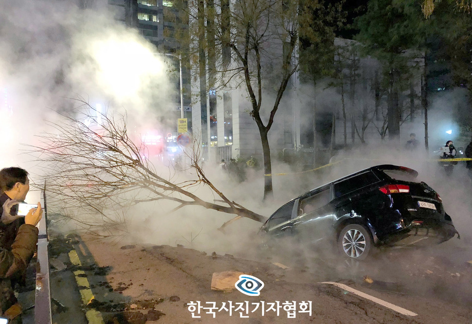 지난달 4일 오후 8시40분쯤 경기도 고양시 일산동구 지하철 3호선 백석역 인근 지하 도로에 매설된 지역 열수송관이 터지는 사고가 발생했 다. 이 사고로 고온의 물과 수증기가 순식간에 쏟아지면서 60대로 추정되는 남성이 사망하고 현장을 걷던 22명의 행인이 화상을 입고 병원으로 옮겨졌다. 사고 여파로 인근 지역 5400여 세대 난방 공급이 끊겼다. 이날 소방대원들이 함몰된 도로로 추락한 승용차를 견인하고 있다. 기상청은 오늘(5일) 서울을 비롯한 수도권, 충청, 강원 등 전국 대부분 지역에 올겨울 첫 한파주의보를 발효했다. 중앙일보 김성룡 기자 한국사진기자협회