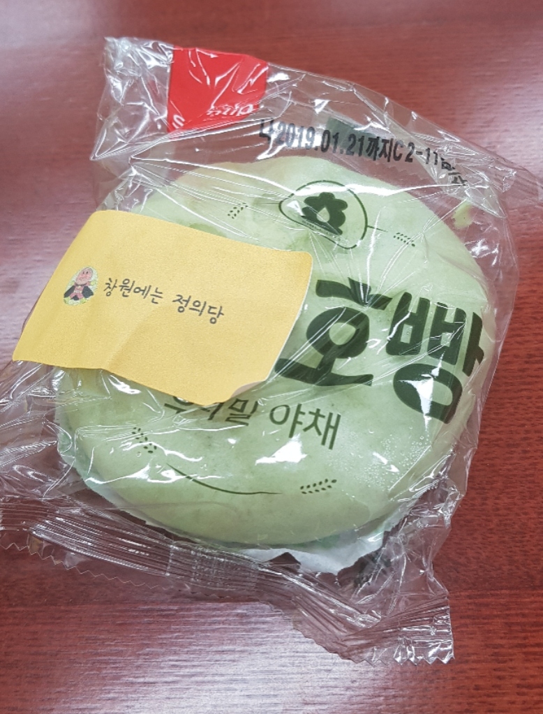 기자들에게 선물한 호빵. 고 노회찬 의원의 생전 별명은 ‘호빵맨‘이었다.
