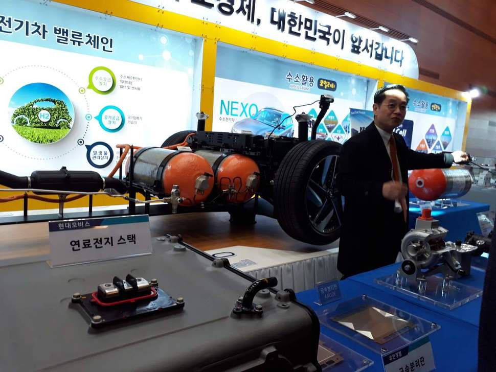 17일 울산시가 ‘수소경제 비전 선포식’과 함께 마련한 ‘수소차 연료전지 전시회’에서 현대자동차 연구개발본부 전문가가 수소전기차의 원리와 부품에 관해 설명하고 있다.