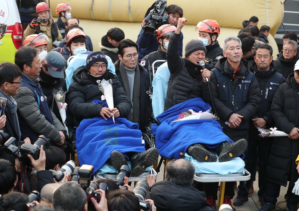 파인텍 노동자 박준호(왼쪽), 홍기탁씨가 땅으로 내려왔다. 박종식 기자